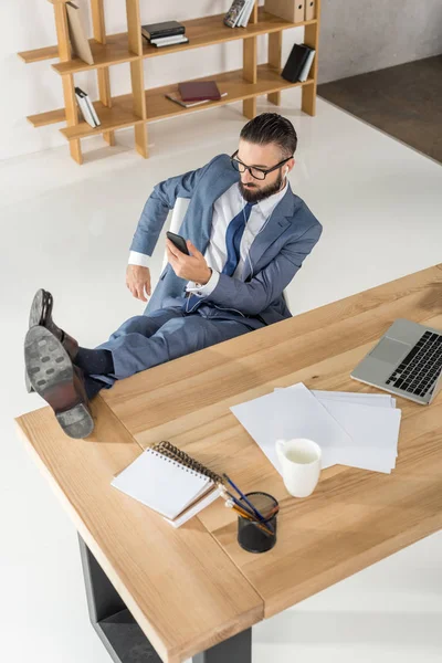 Empresario escuchando música - foto de stock