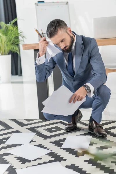 Empresario haciendo papeleo - foto de stock