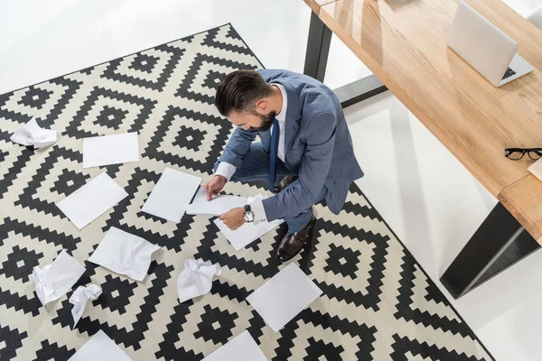 Homem de negócios fazendo papelada — Fotografia de Stock