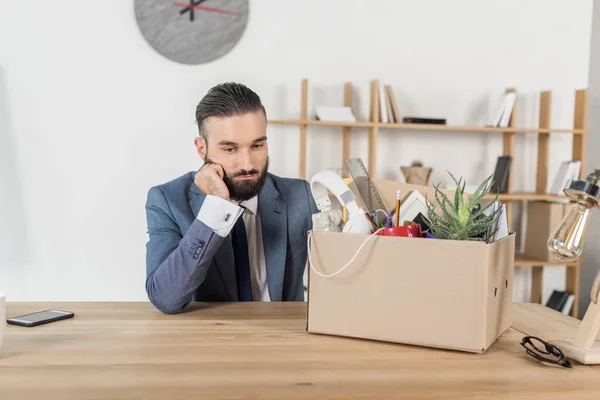 Despedido empresario molesto en el lugar de trabajo - foto de stock