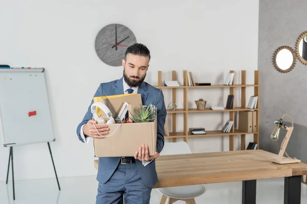 Звільнений засмучений бізнесмен з картонною коробкою — стокове фото