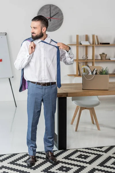 Sonriente hombre de negocios renunciando al trabajo - foto de stock