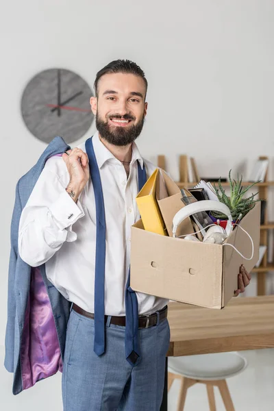 Despedido sonriente hombre de negocios - foto de stock