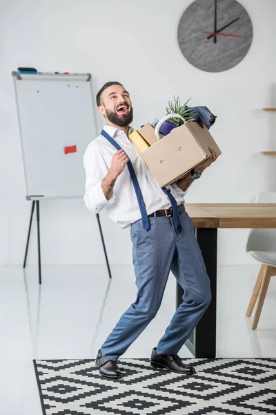 Hombre de negocios despedido feliz - foto de stock