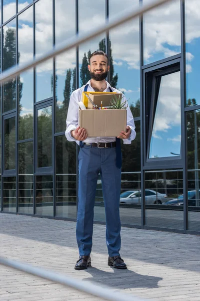 Despedido hombre de negocios feliz con caja - foto de stock