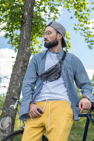 Hipster man with bicycle — Stock Photo