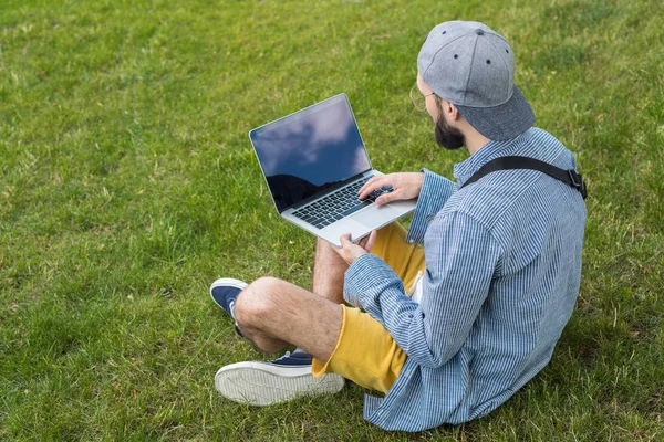 Uomo utilizzando laptop digitale — Foto stock