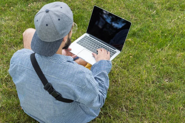 Людина використовує цифровий ноутбук — стокове фото