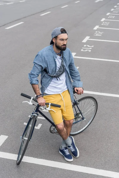 Hipster hombre con bicicleta - foto de stock