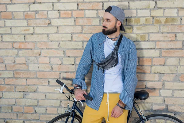 Hipster homem com bicicleta — Fotografia de Stock