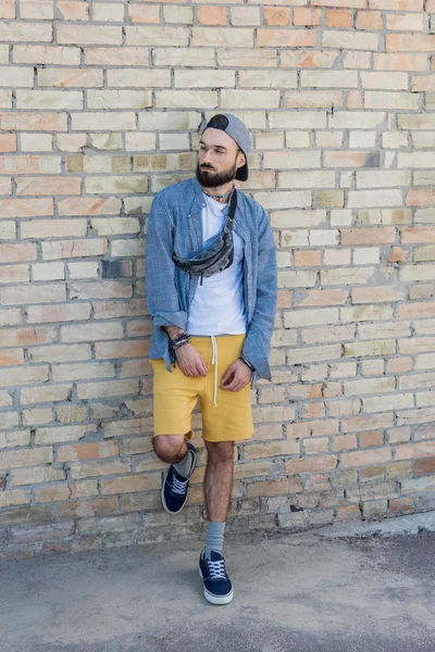 Hipster homem na rua — Fotografia de Stock