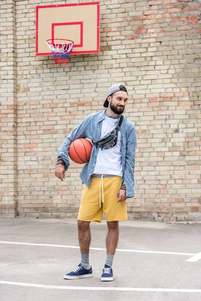 Homme avec ballon de basket — Photo de stock