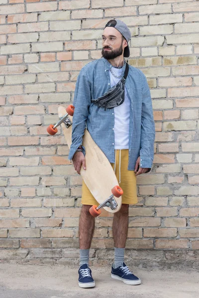 Homme élégant avec longboard — Photo de stock