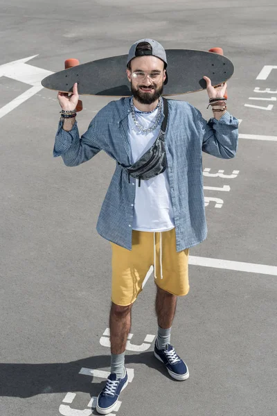 Lächelnder Mann mit Longboard — Stockfoto