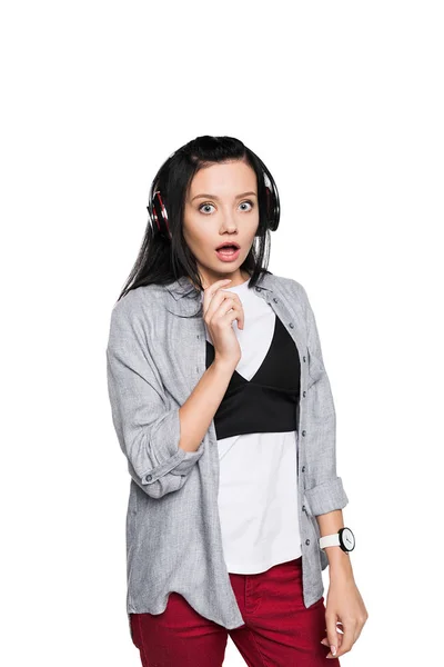 Chica impactada en los auriculares - foto de stock