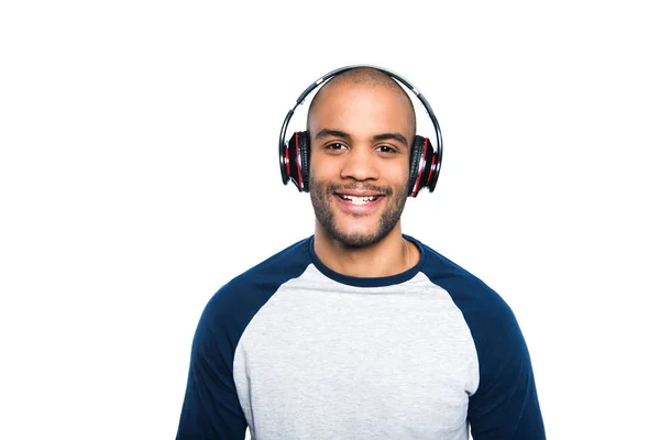 Homme afro-américain dans les écouteurs — Photo de stock