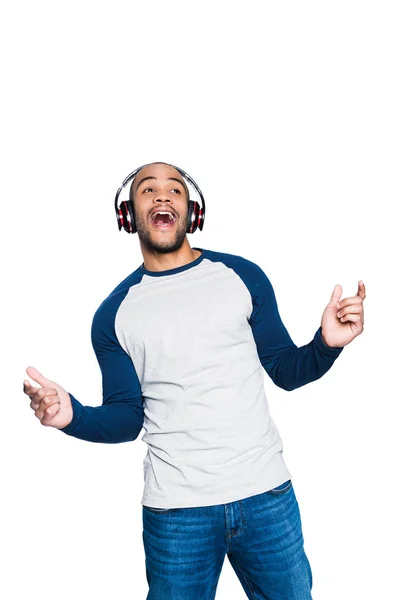 Hombre afroamericano en auriculares - foto de stock