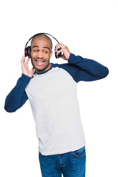 Hombre afroamericano en auriculares - foto de stock