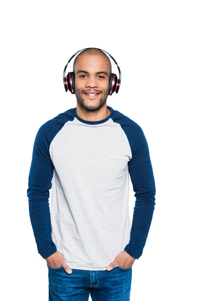 Homme afro-américain dans les écouteurs — Photo de stock