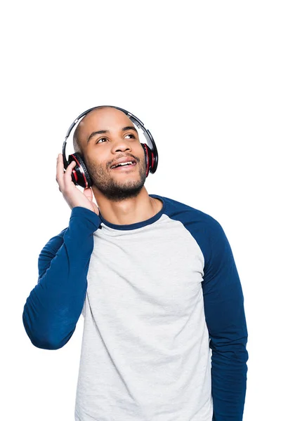 Homme afro-américain dans les écouteurs — Photo de stock