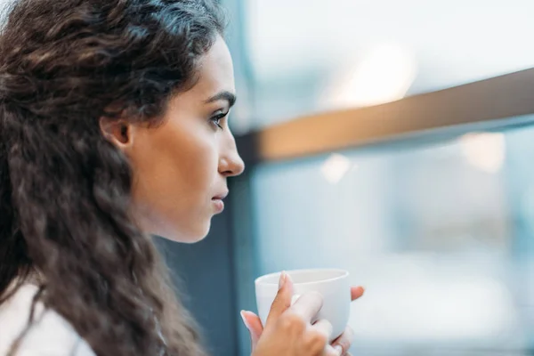 Femme d'affaires avec tasse de café — Photo de stock