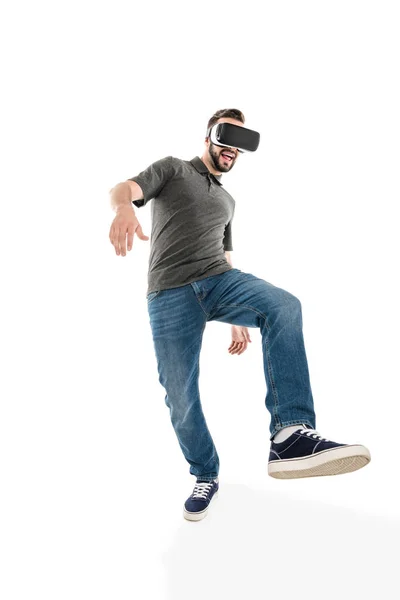 Hombre en auriculares de realidad virtual - foto de stock