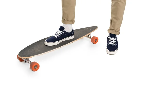 Jambes mâles et longboard — Photo de stock