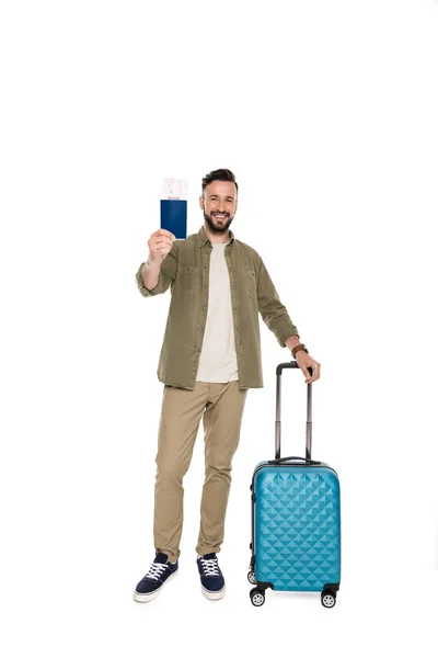 Hombre con maleta, pasaporte y billetes - foto de stock