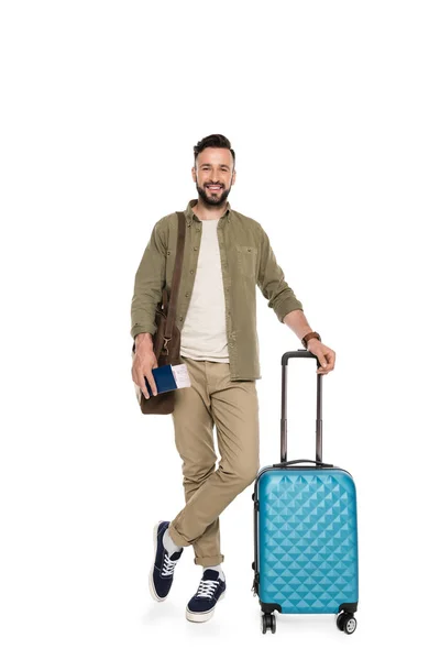 Человек с паспортом, билетами и чемоданом — стоковое фото