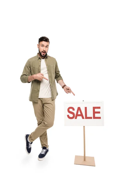 Homme pointant à la vente signe — Photo de stock