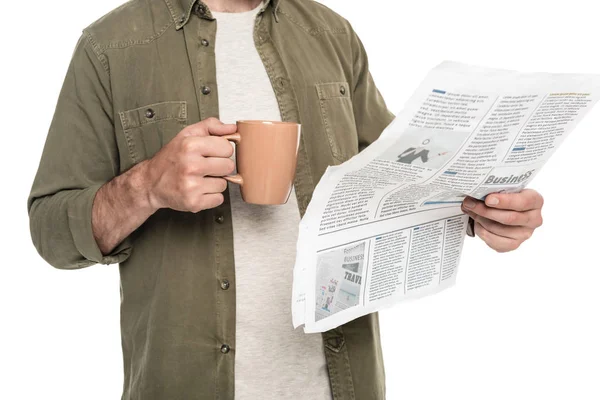 Uomo con tazza di caffè e giornale — Foto stock