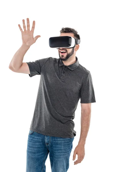 Hombre en auriculares de realidad virtual - foto de stock