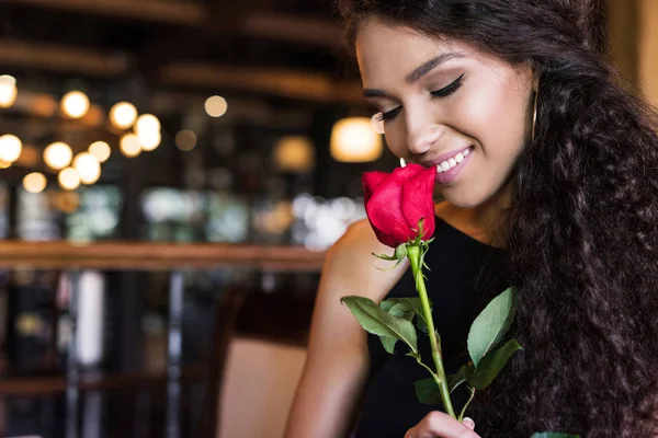 Mulher com rosa no restaurante — Fotografia de Stock