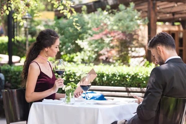 Coppia durante appuntamento romantico in ristorante — Foto stock