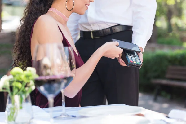 Mulher pagando com tecnologia NFC — Fotografia de Stock