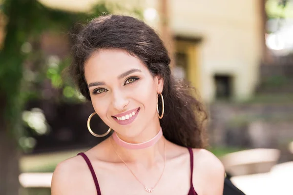 Kaukasische Frau lächelt in die Kamera — Stockfoto