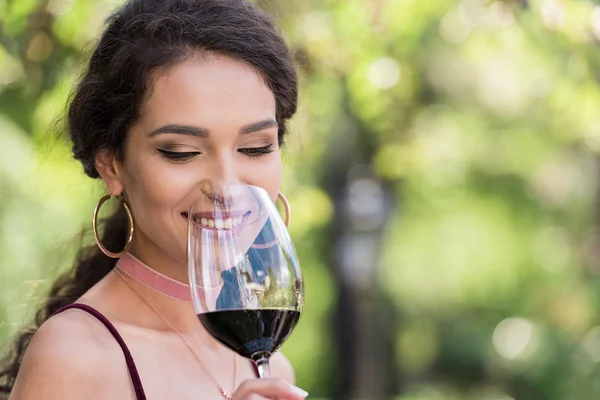 Mujer con vino tinto - foto de stock