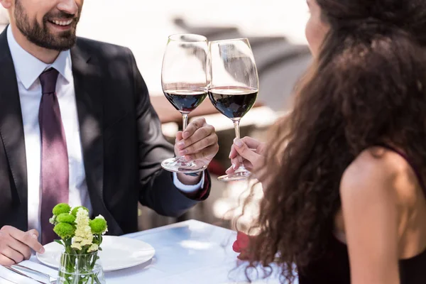 Couple cliquetis lunettes — Photo de stock