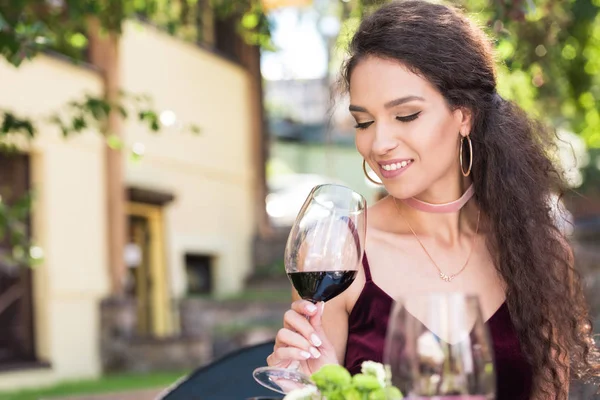 Жінка з червоним вином — стокове фото