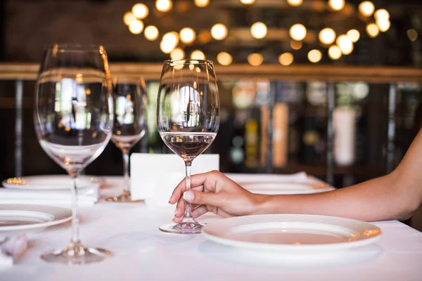 Mujer con vino blanco en restaurante - foto de stock