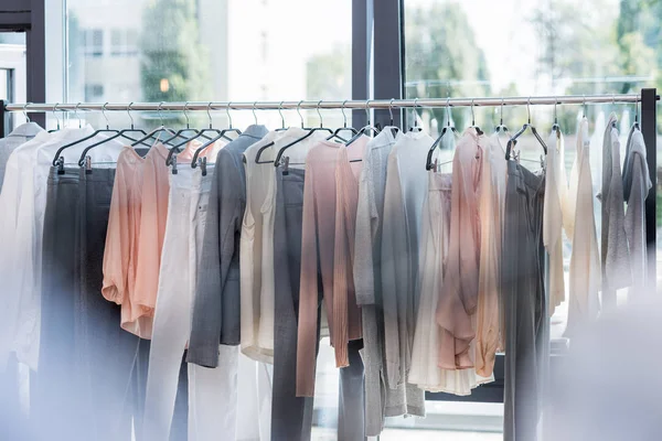 Rack dans le magasin de vêtements — Photo de stock