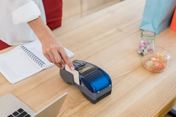 Woman using pos terminal — Stock Photo