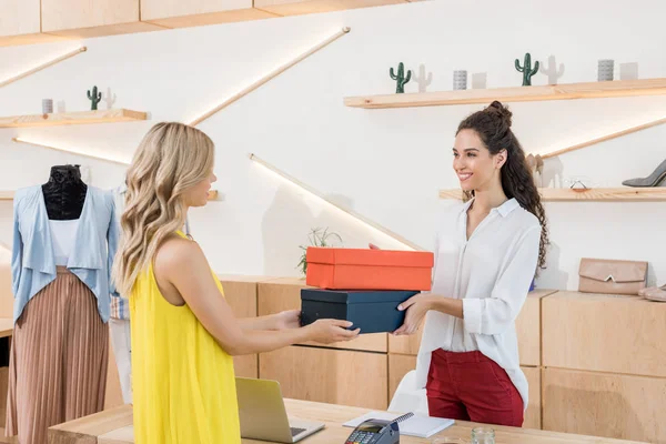 Frau kauft Schuhe — Stockfoto