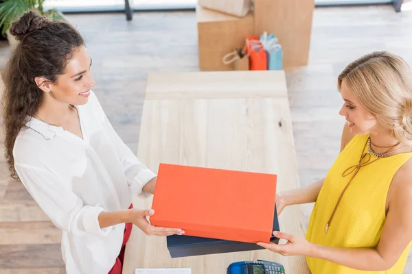 Donna che compra scarpe — Foto stock