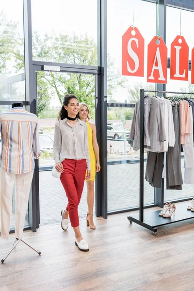 Mujeres en tienda de ropa - foto de stock