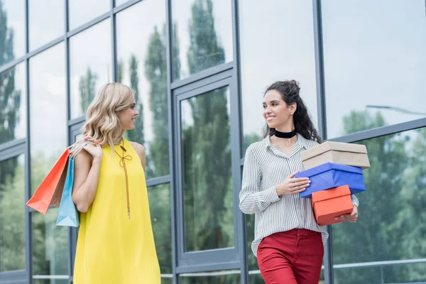 Hermosas mujeres en las compras - foto de stock