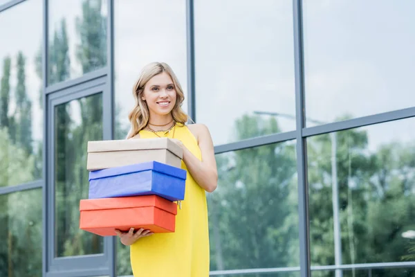 Donna bionda con scatole di scarpe — Foto stock