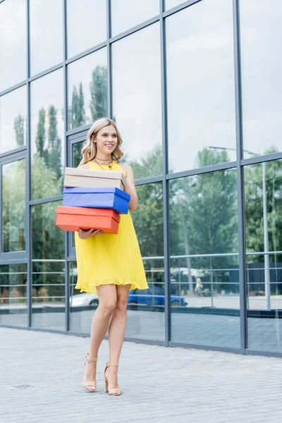 Femme blonde avec des boîtes à chaussures — Photo de stock