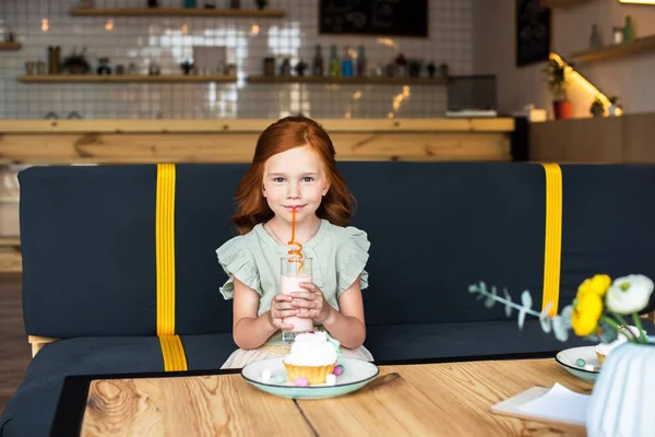 Ragazza che beve frullato in caffè — Foto stock