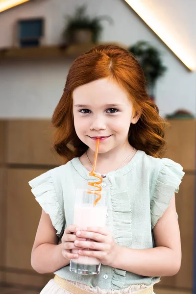 Chica bebiendo batido en la cafetería - foto de stock